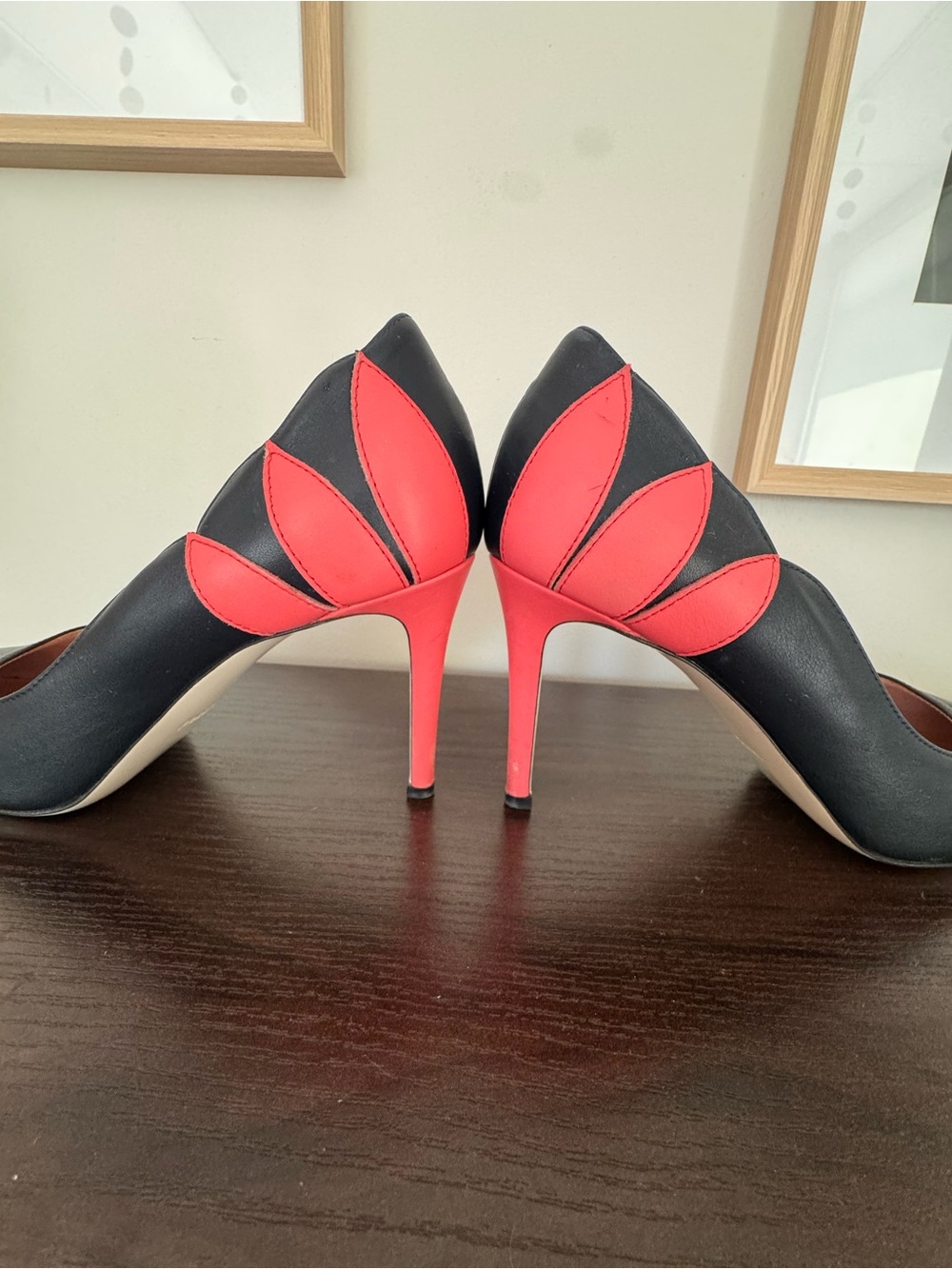 Elegant Navy Blue and Red Petal-Accent Stiletto Pumps 3,5” heel